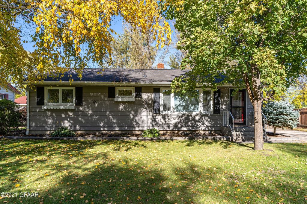 1104 20th St NW, East Grand Forks, MN 56721