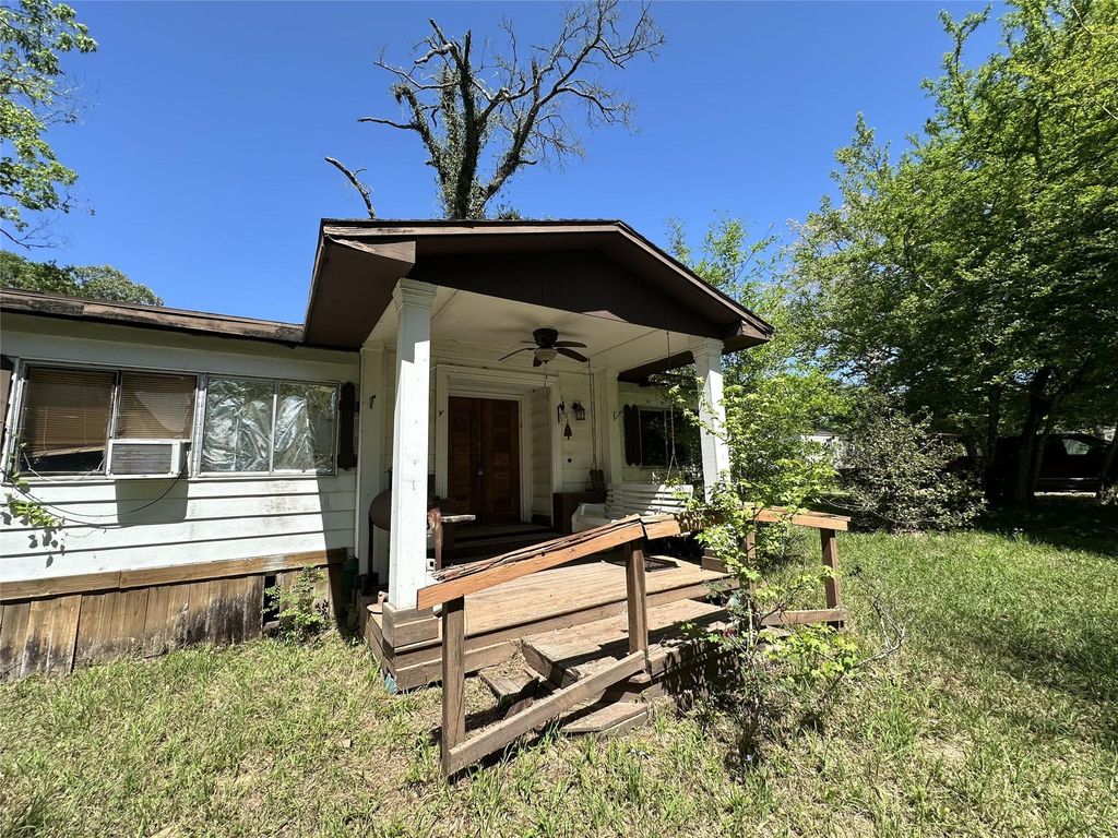 204 County Road 3201, Cleveland, TX 77327