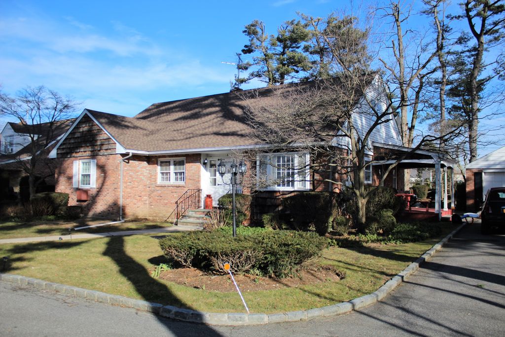 2 Bayberry Lane # #1ST, Glen Cove, NY - 3 Bed, 2 Bath Apartment - 10