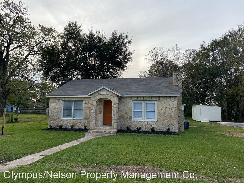 1015 N Arcola St, Angleton, TX 77515