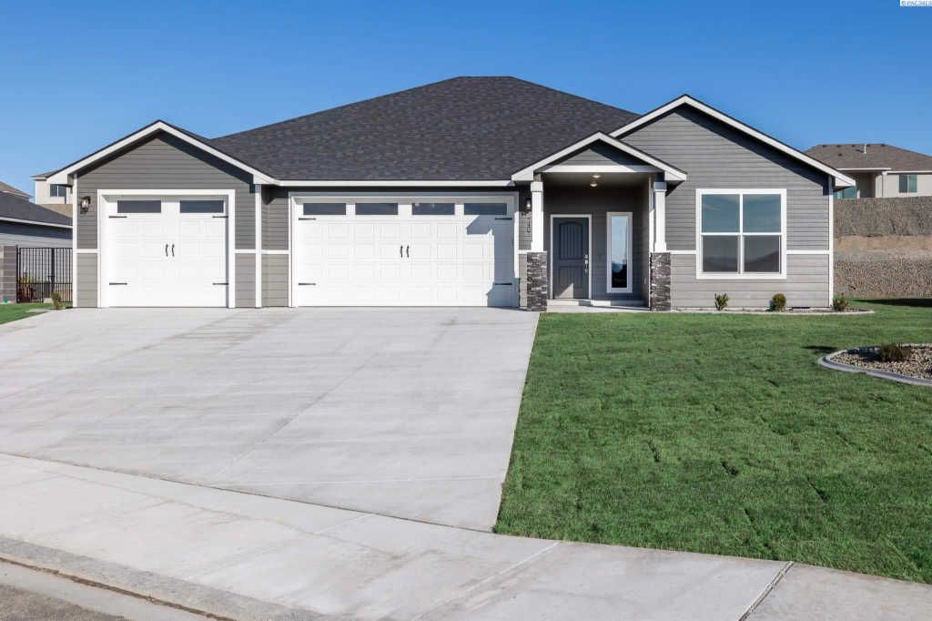 7407 Cyan Dr, Pasco, WA 99301