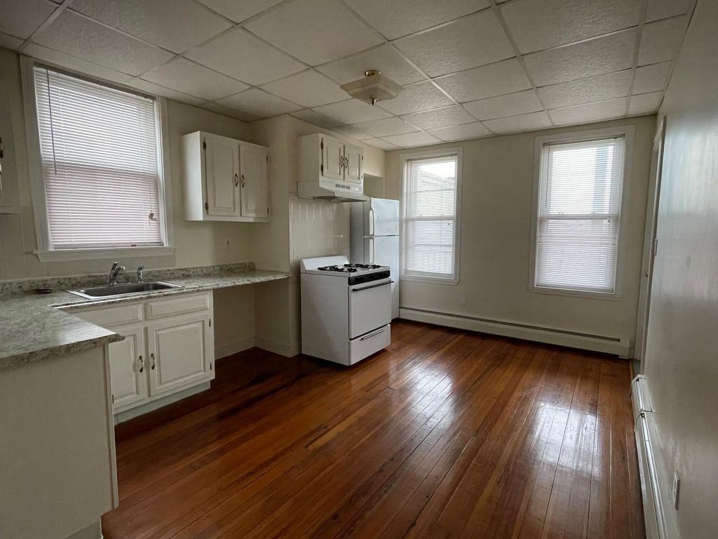 666 Saratoga St #3, Boston, MA 02128