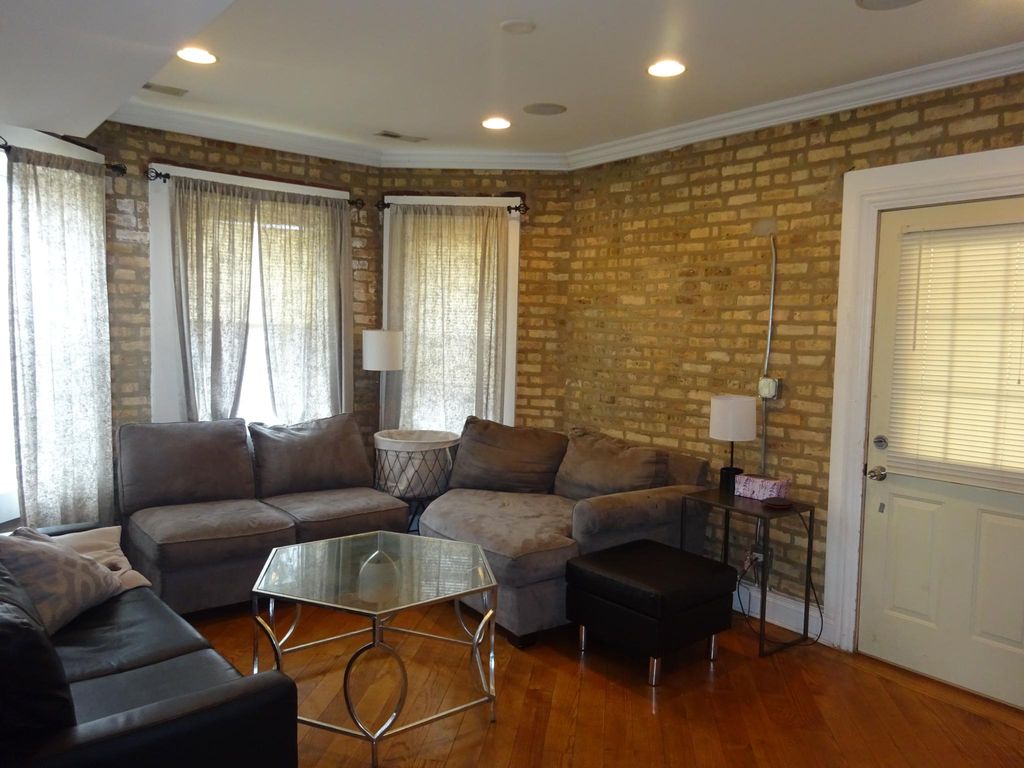 2814 W Arthur Ave #2, Chicago, IL 60645