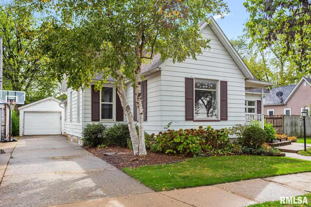 1006 Catherine St, Pekin, IL 61554