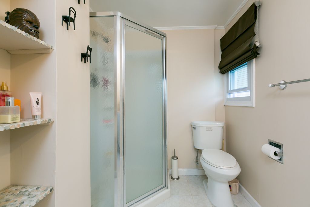 4 Garden Blvd, Hicksville, NY - 5 Bed, 4 Bath Single-Family Home - 43