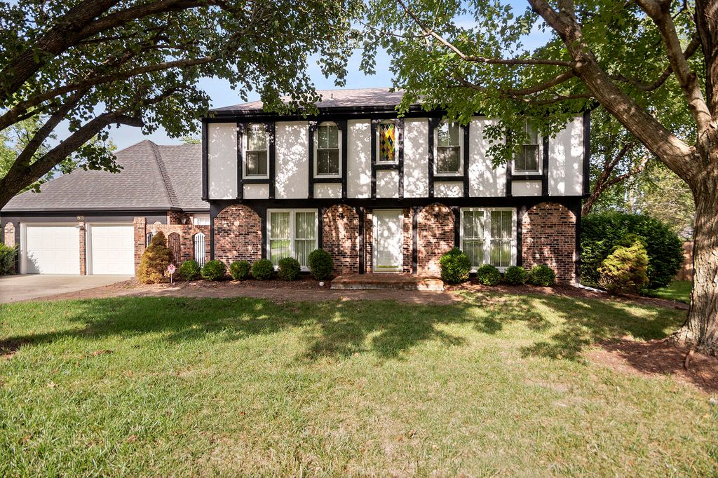 811 Canterbury Dr, Columbia, MO 65203