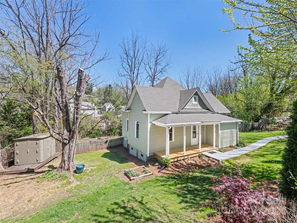 74 Frank St, Canton, NC 28716