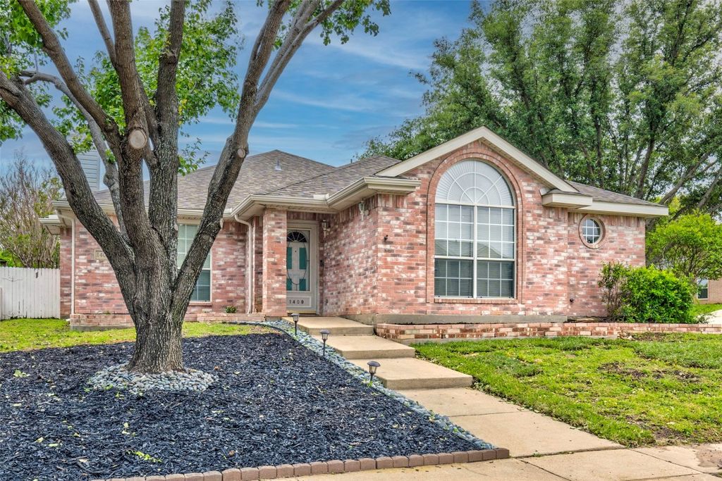 1409 Signet Dr, Euless, TX 76040