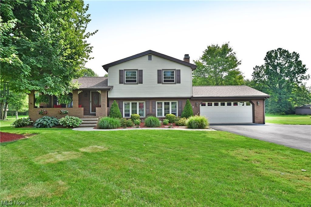 377 Sunset Dr, Brookfield, OH 44403