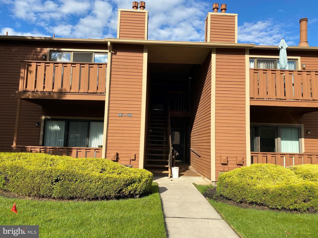 304 Woodhollow Dr, Marlton, NJ 08053