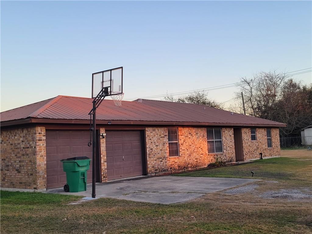 817 Henderson St, Palacios, TX 77465