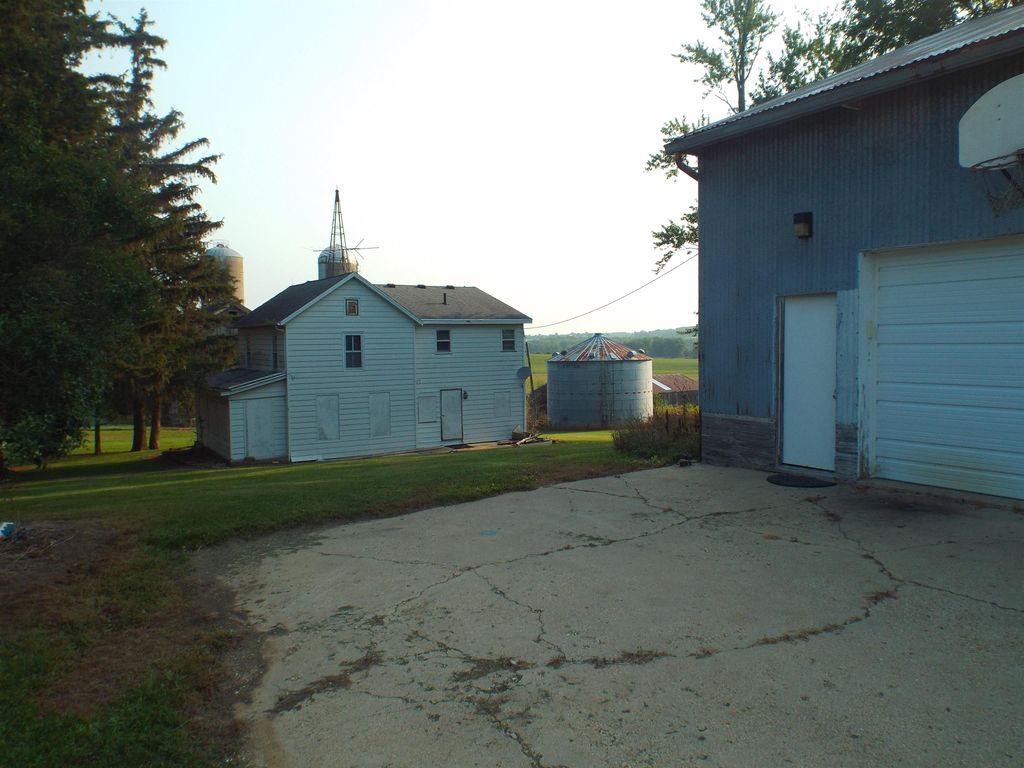 7225 N Scheider Rd, Freeport, IL 61032