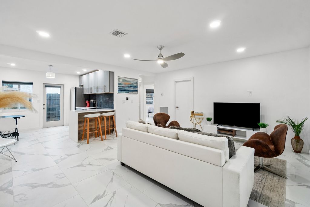 711 SE 2nd St #4, Delray Beach, FL 33483