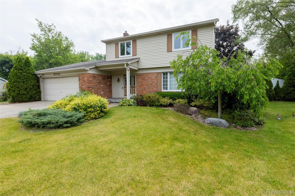 3741 Columbine Ct, Waterford, MI 48329