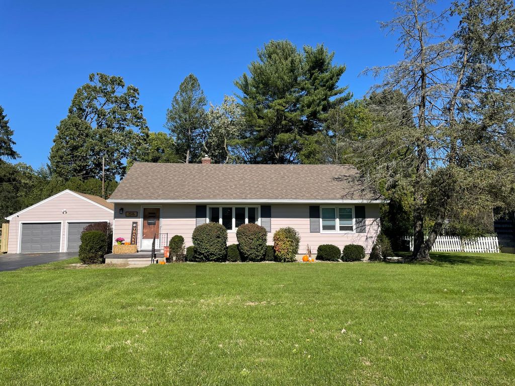 1516 Kensington Dr, Jackson, MI 49203