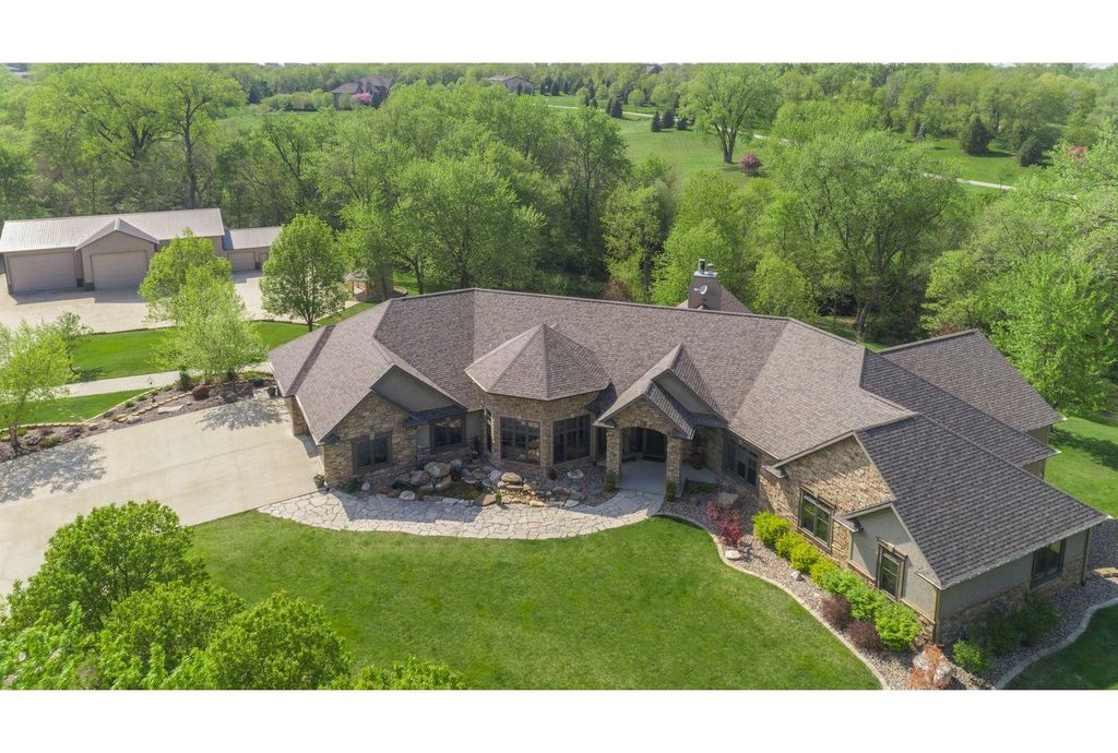 7500 NW 100th St, Johnston, IA 5 Bed, 6 Bath SingleFamily Home 64