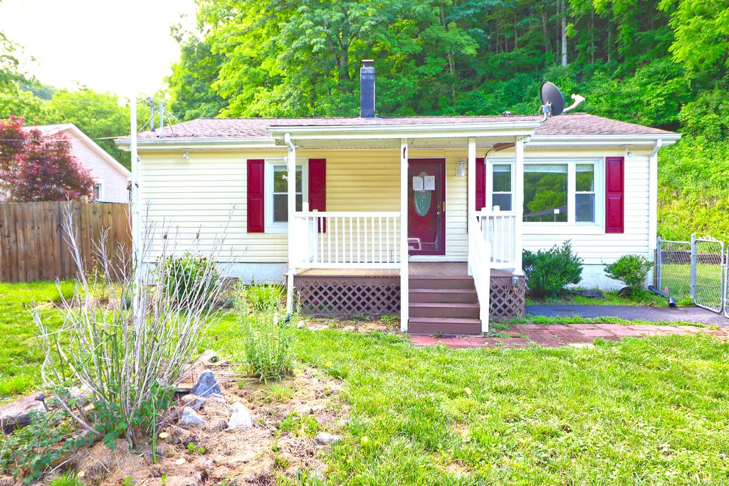 829 Walton Rd, Christiansburg, VA 24073