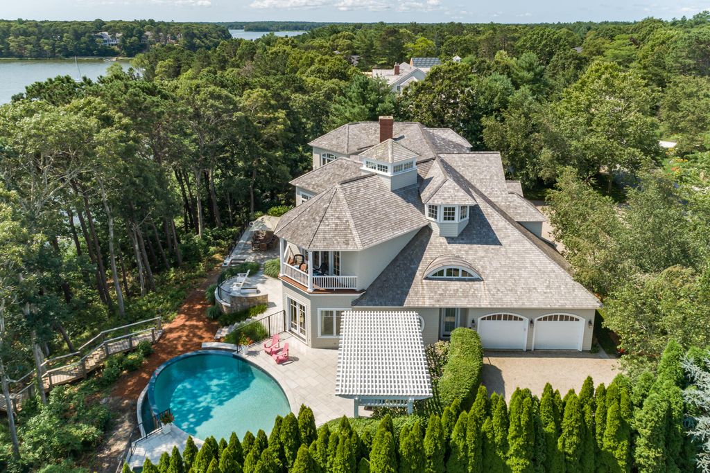 33 Shoestring Bay Rd, Mashpee, MA 02649