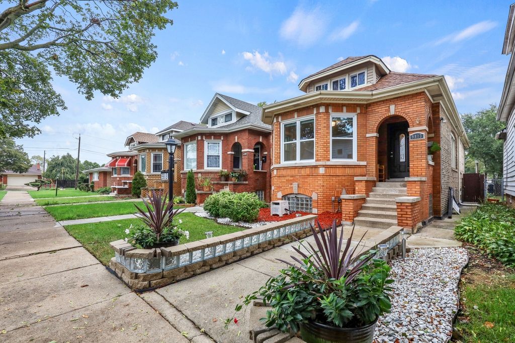 9813 S Aberdeen St, Chicago, IL 60643