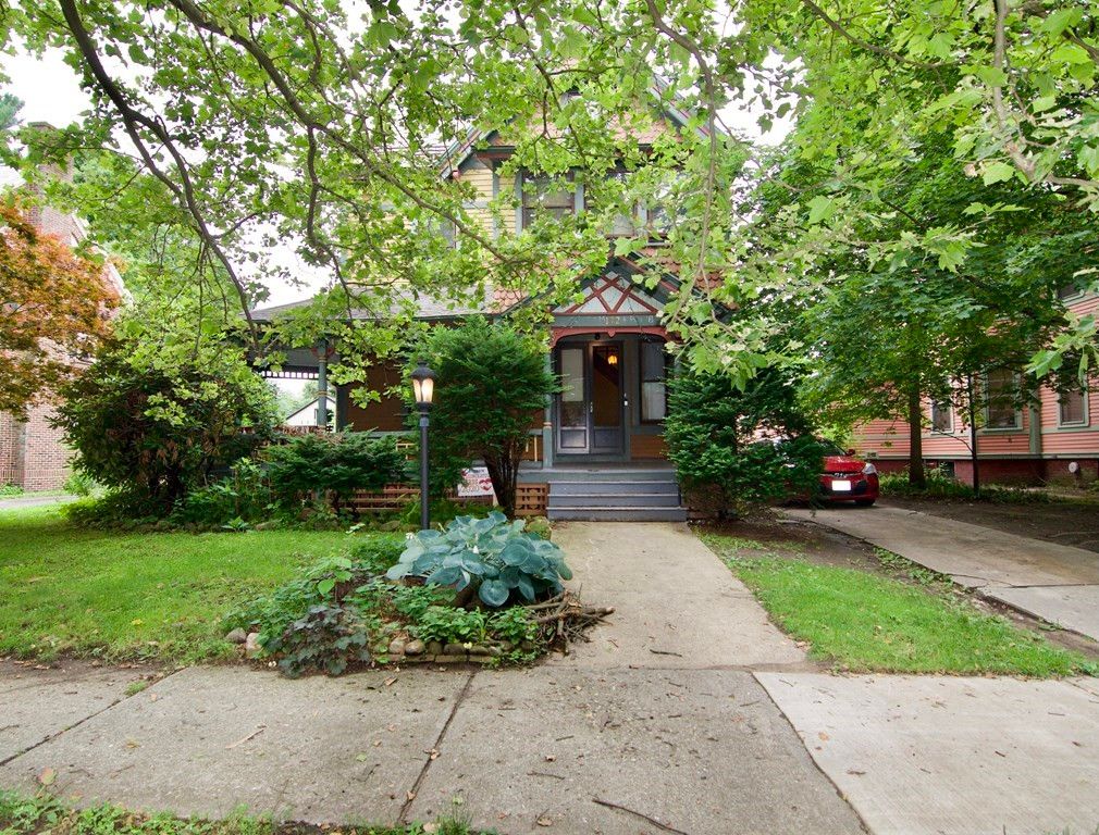 172 Thompson St, Springfield, MA 01109