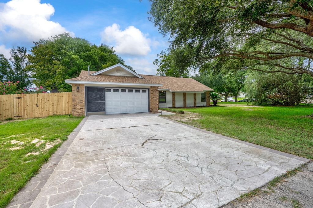 122 Pryor Dr, Mary Esther, FL 32569