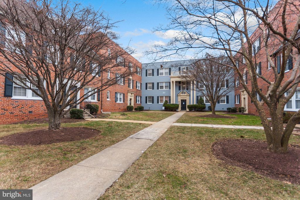 2042 Fort Davis St SE #302, Washington, DC 20020