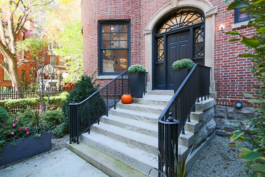 1401 N Astor St, Chicago, IL 60610