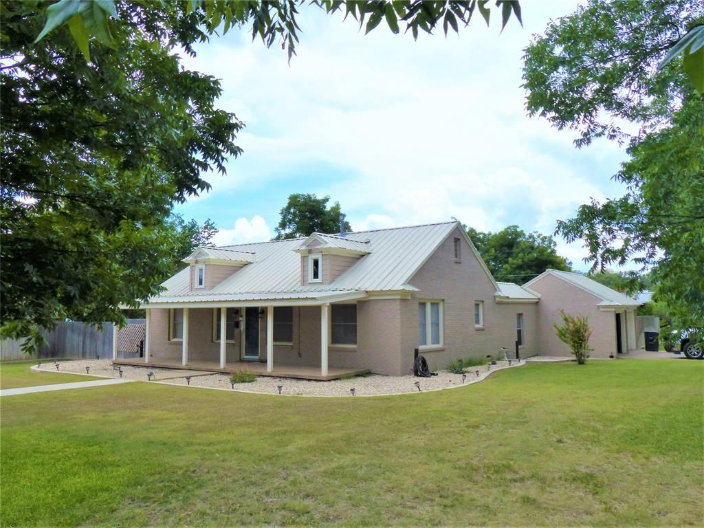 507 W 15th St, Brady, TX 76825