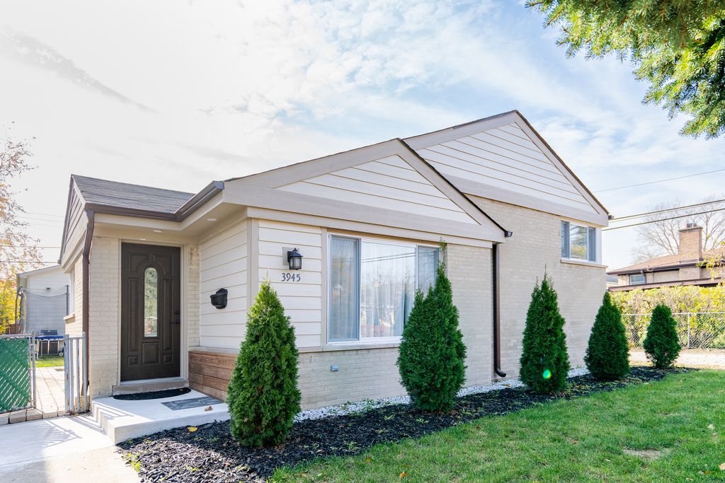 3945 W Greenleaf Ave, Lincolnwood, IL 60712