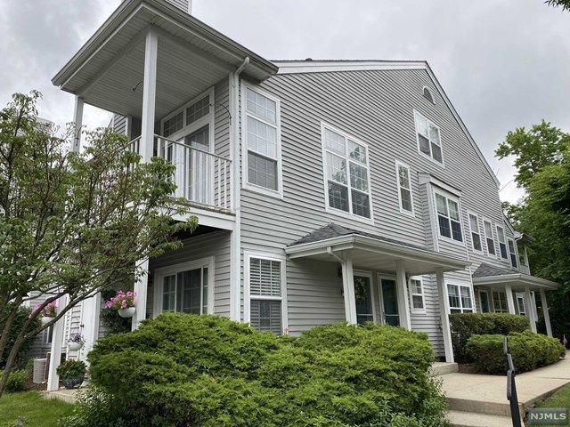 1130 Hyde Park Ct, Mahwah, NJ 07430