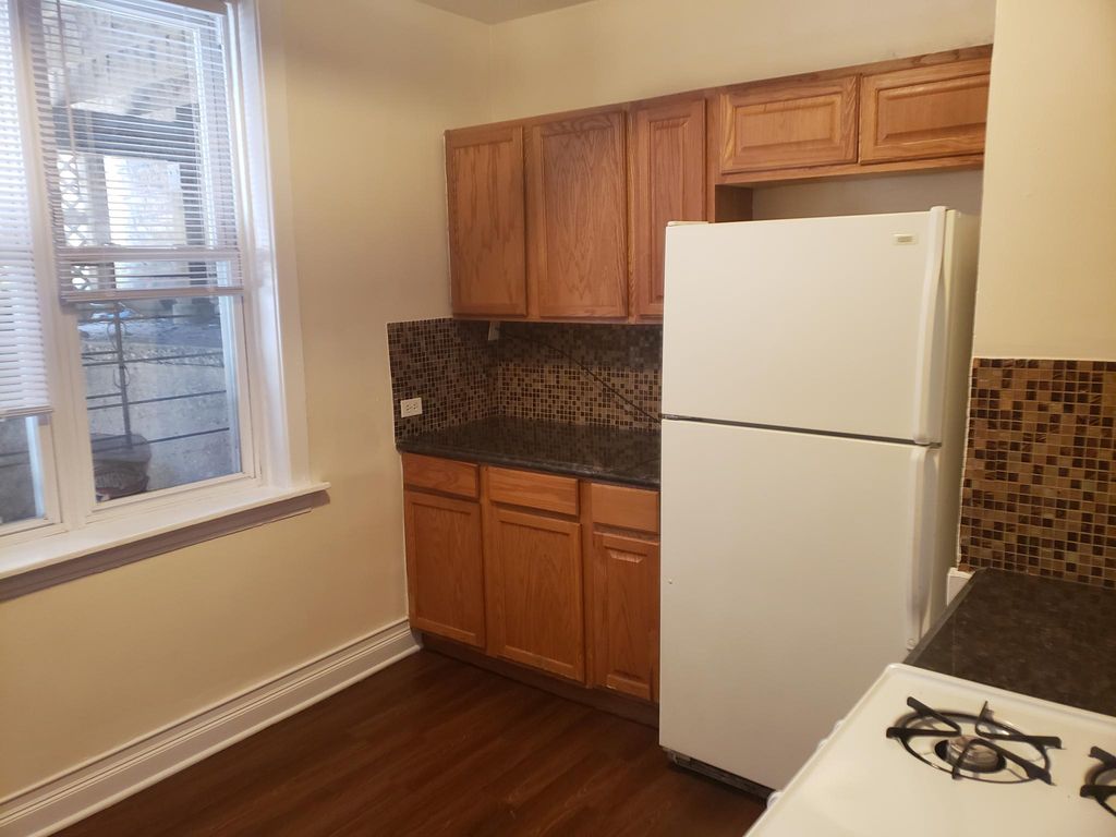 1223 W Waveland Ave, Chicago, IL 60613