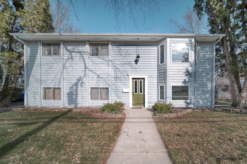 912 Center St, Mchenry, IL 60050