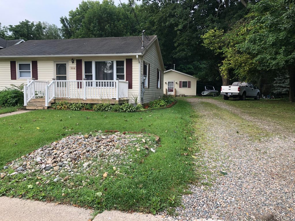 716 E State St, Colon, MI 49040