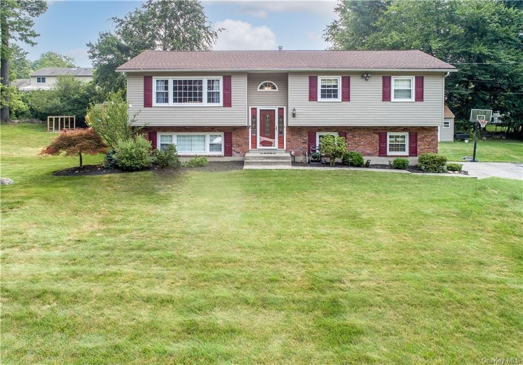 13 E Stemmer Ln, Suffern, NY 10901