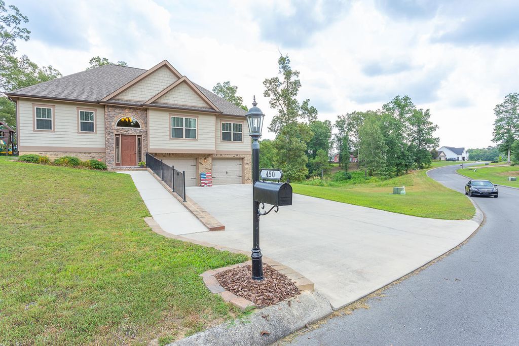 450 Sentry Oaks, Chickamauga, GA 3 Bed, 3 Bath SingleFamily Home