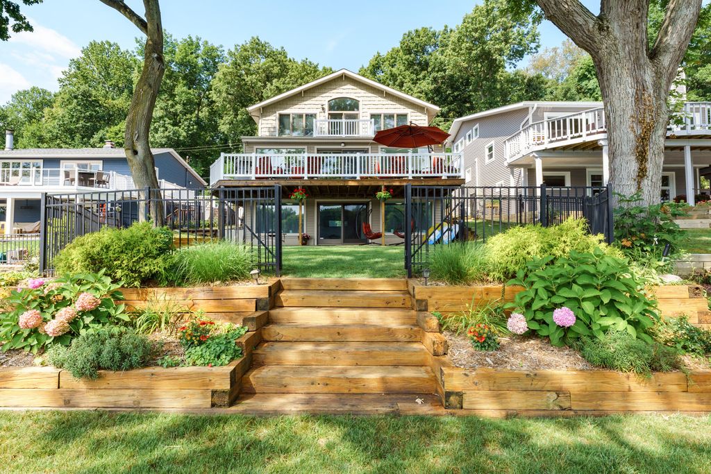 399 S Gull Lake Dr, Richland, MI 49083