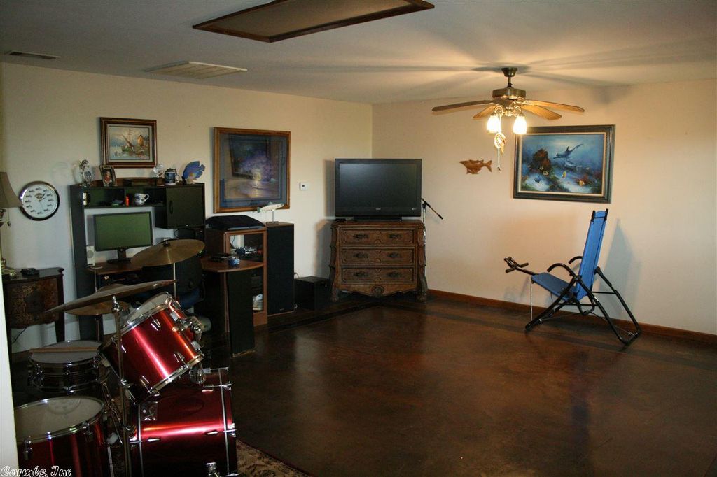 94 Woodlawn Dr, Heber Springs, AR - 4 Bed, 4 Bath Single-Family Home