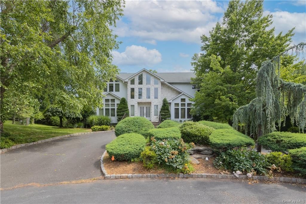 49 King Arthur Ct, New City, NY 10956