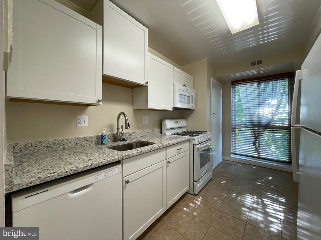 5612 Bloomfield Dr #204, Alexandria, VA 22312