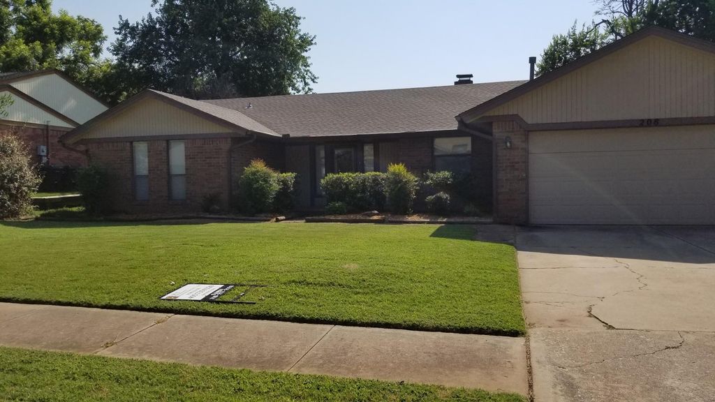 208 Wellington Ln, Moore, OK 73160