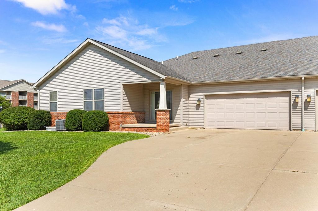 8902 N Scrimshaw Dr, Peoria, IL 61615 Apartment for Sale