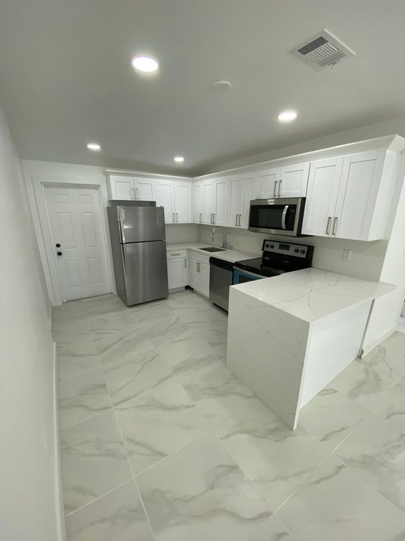 3990 SW 51st St #2, Fort Lauderdale, FL 33312