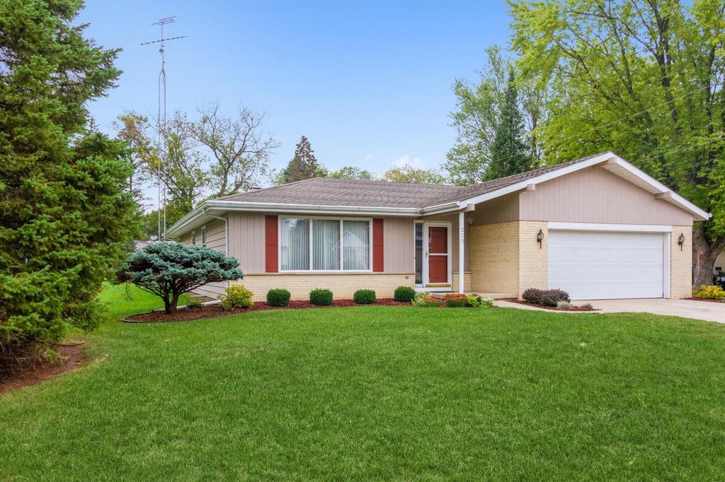 213 W Geneva St, Delavan, WI 53115
