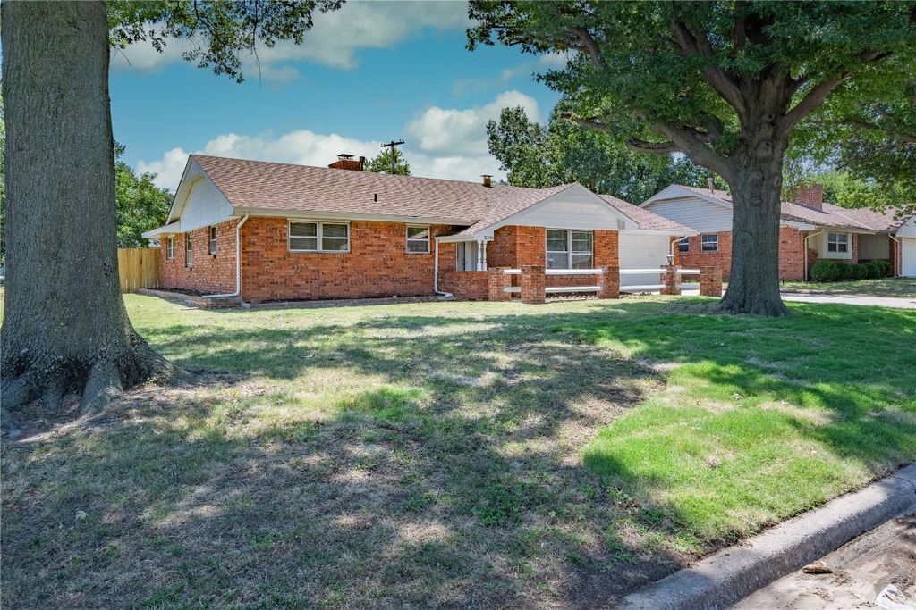 5500 NW 37th St, Warr Acres, OK 73122