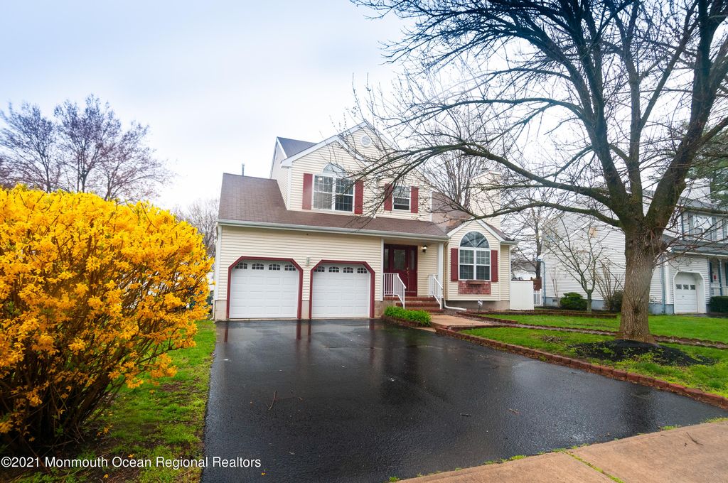 12 Lydia Pl, Port Monmouth, NJ 07758