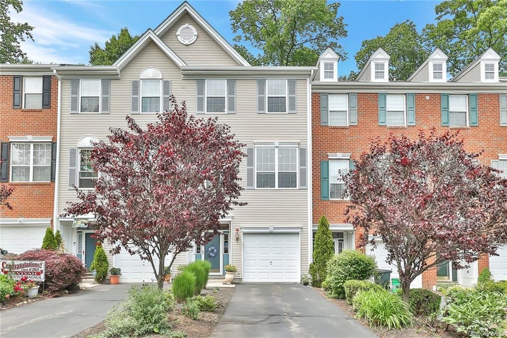 97 Meadow Ln, Nanuet, NY 10954