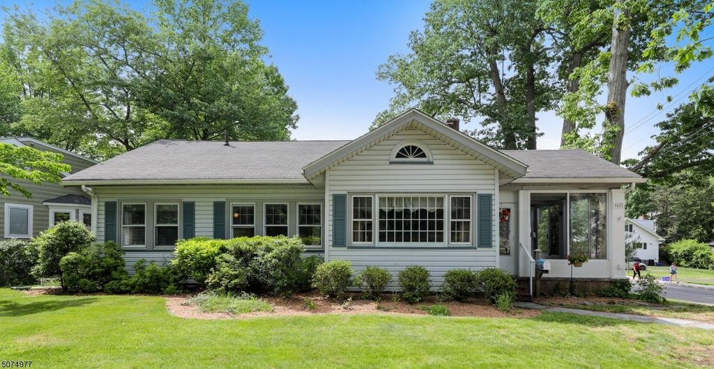82 Park Ave, Verona, NJ 07044