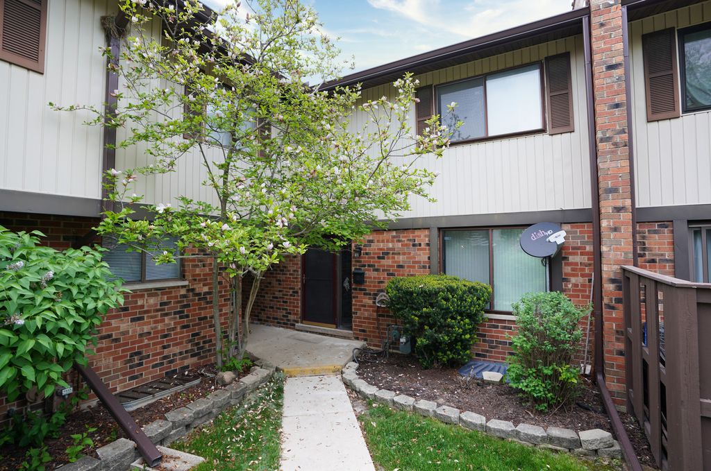 7342 Winthrop Way #8, Downers Grove, IL 60516