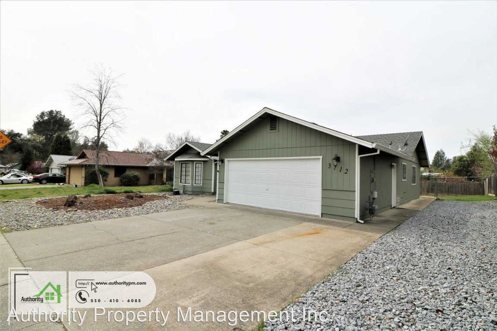 3712 Canterbury Dr, Redding, CA 96002