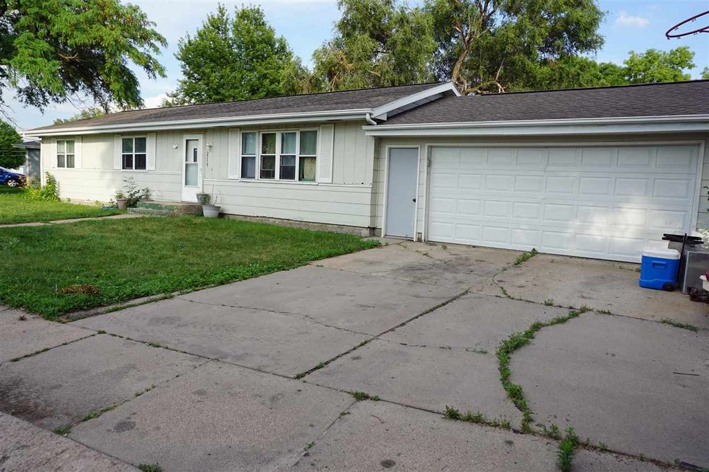 2759 Saint Francis Dr, Columbus, NE 68601